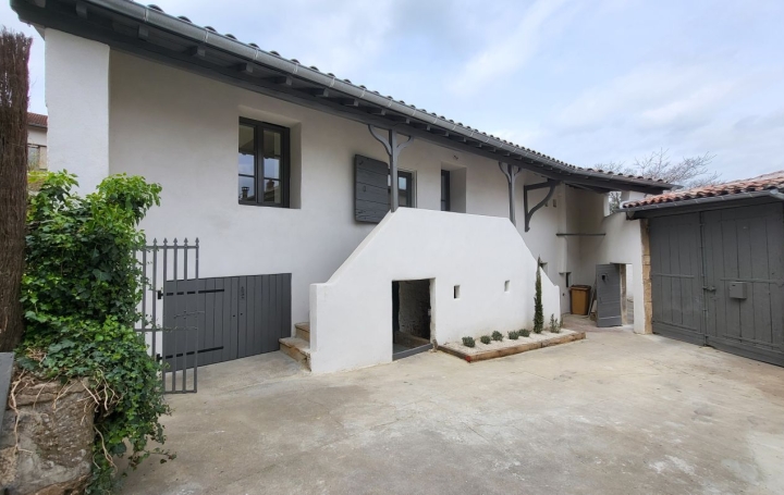 Maison   CHASSELAY  136 m2 630 000 € 